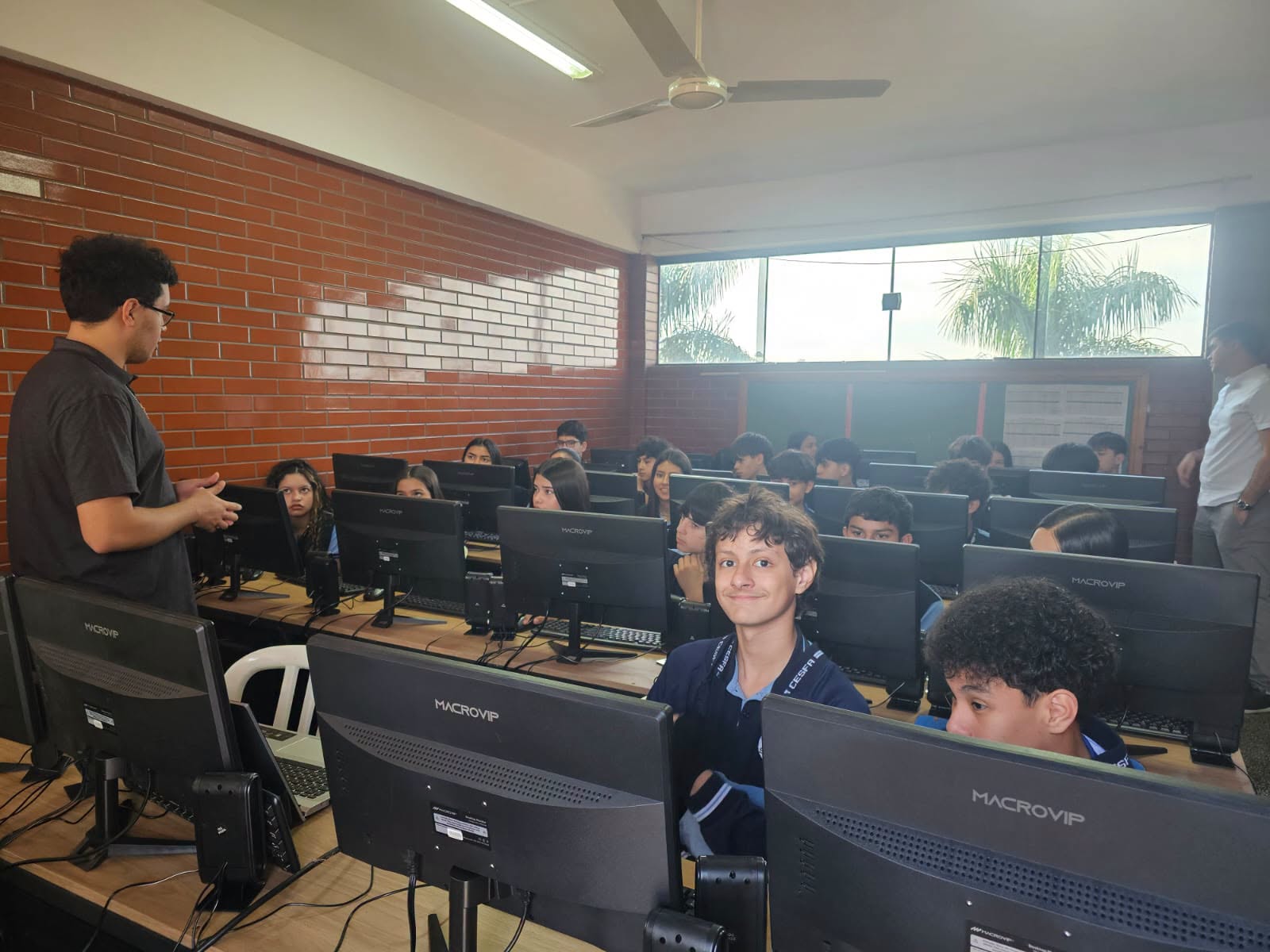 Estudiantes de Ingeniería de Sistemas impulsan alfabetización digital