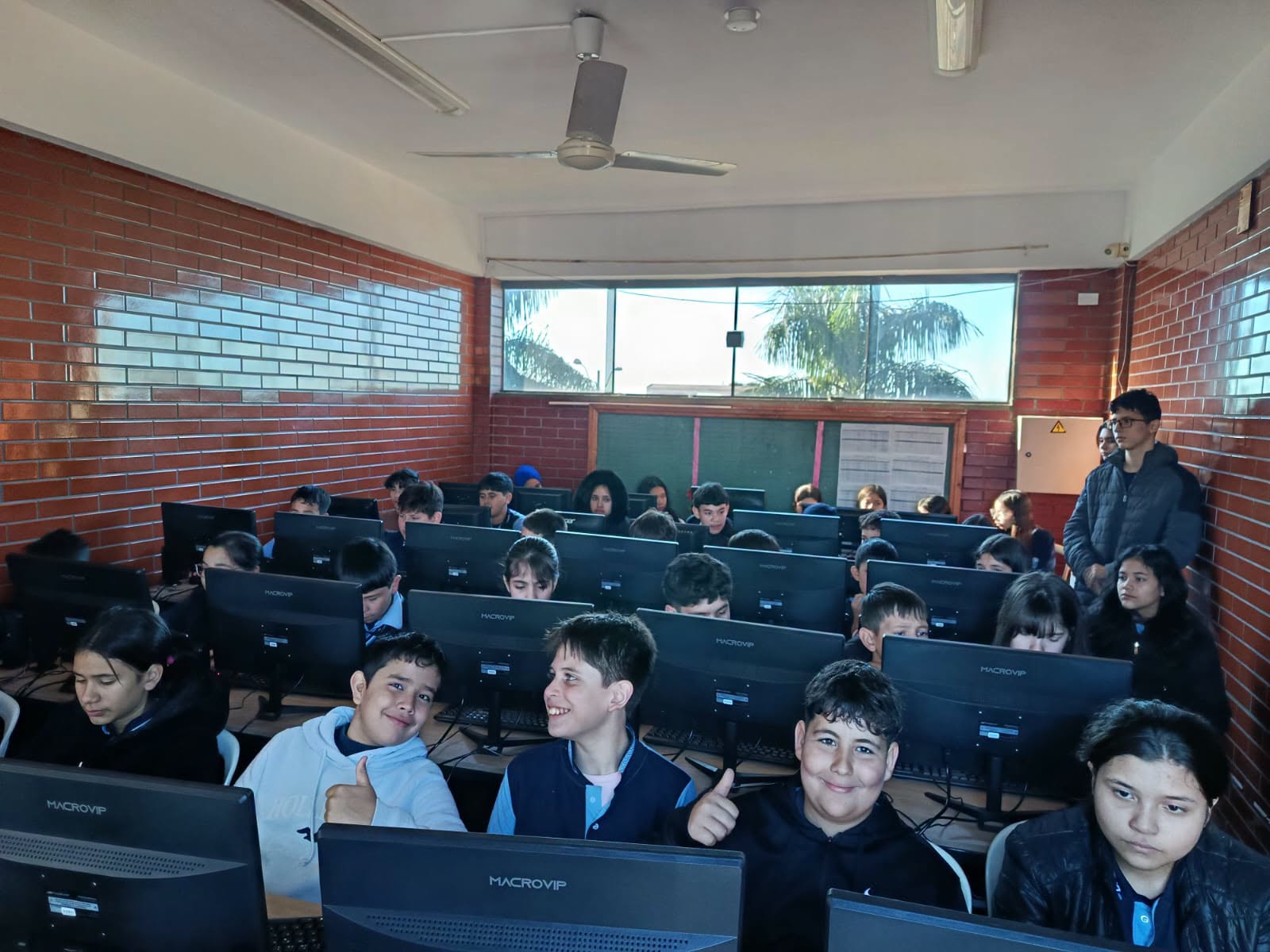 Estudiantes de Ingeniería de Sistemas impulsan alfabetización digital