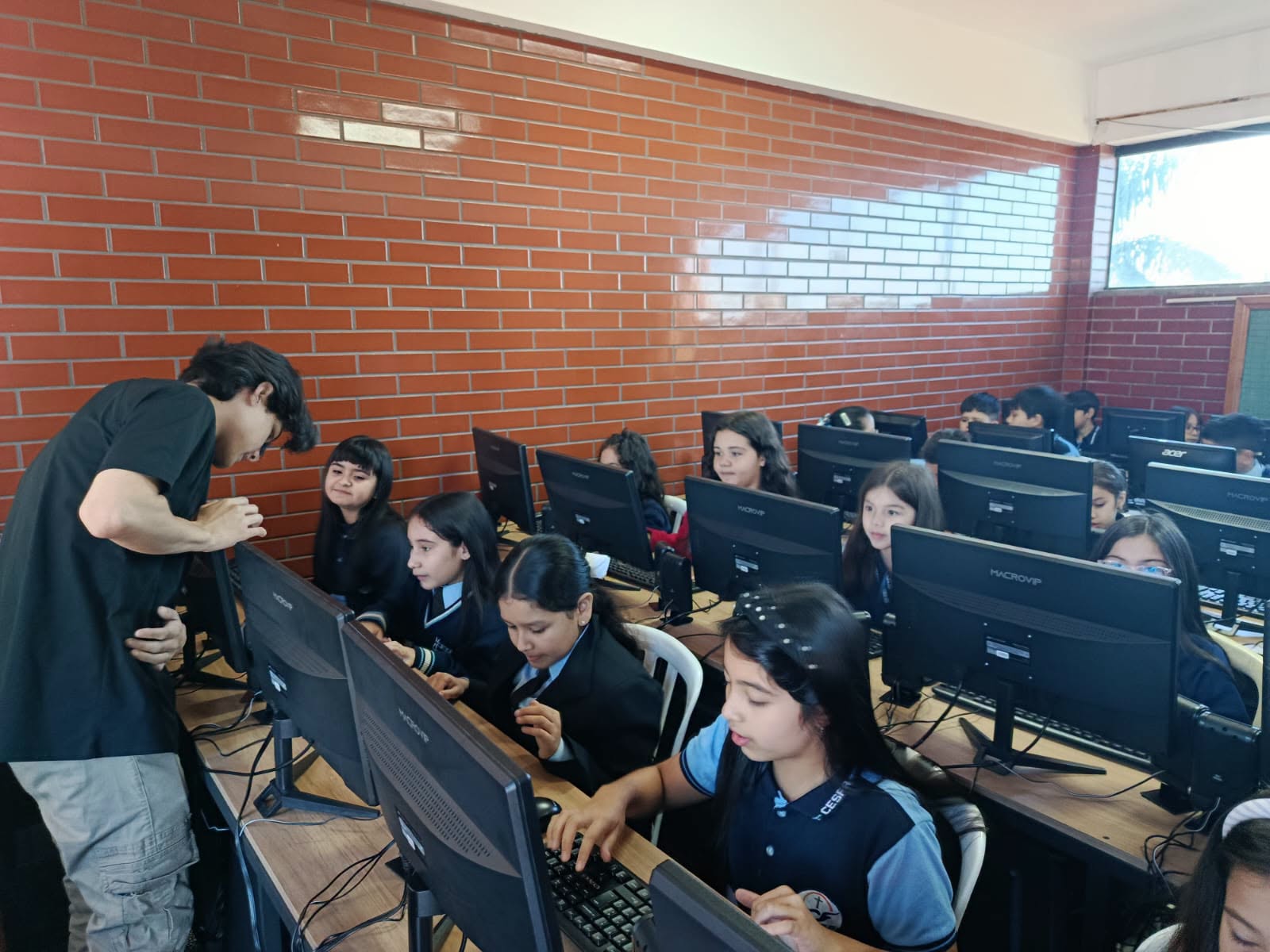 Estudiantes de Ingeniería de Sistemas impulsan alfabetización digital