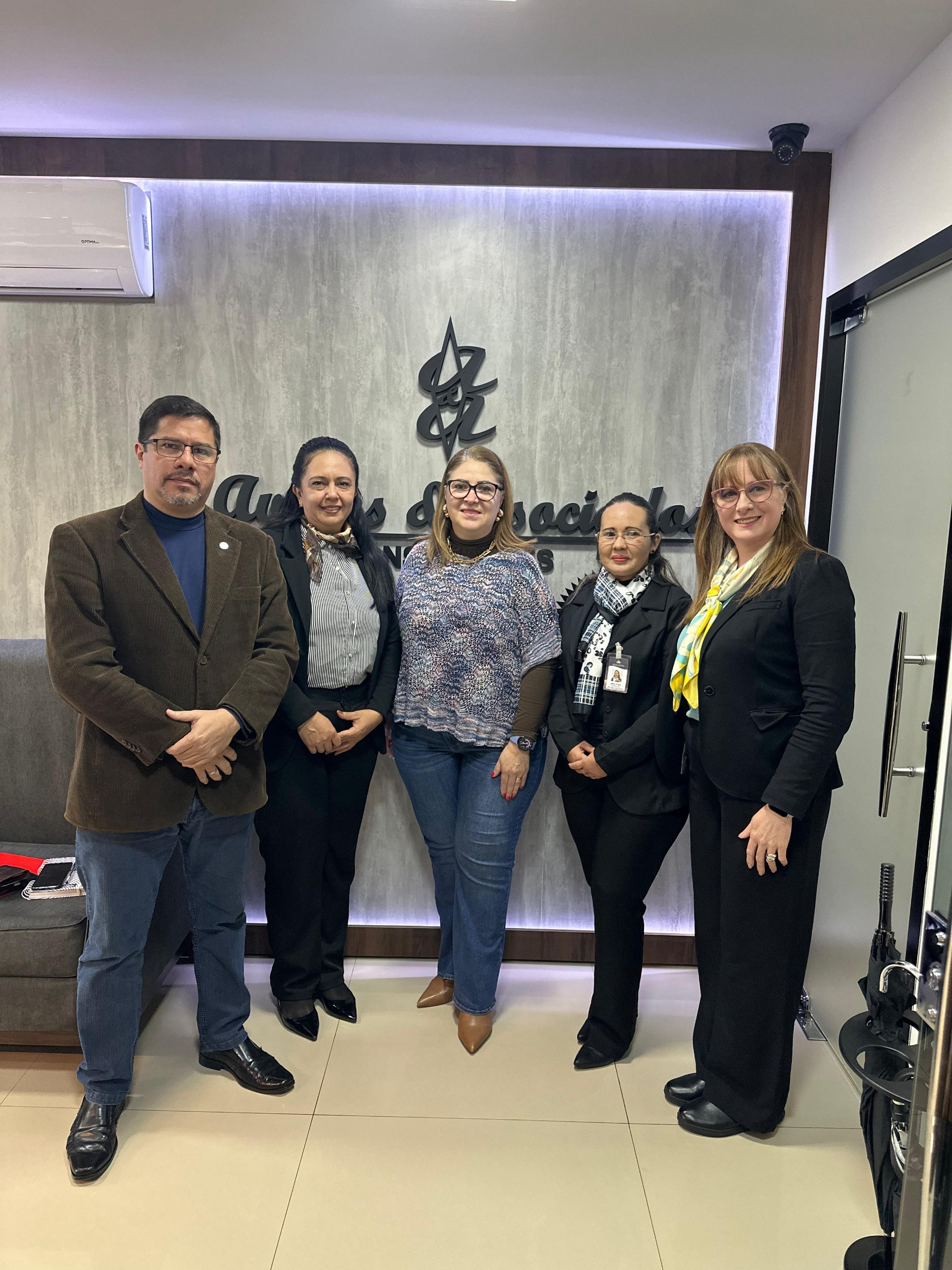 Representantes de la FPUNE y Ávalos & Asociados Consultores