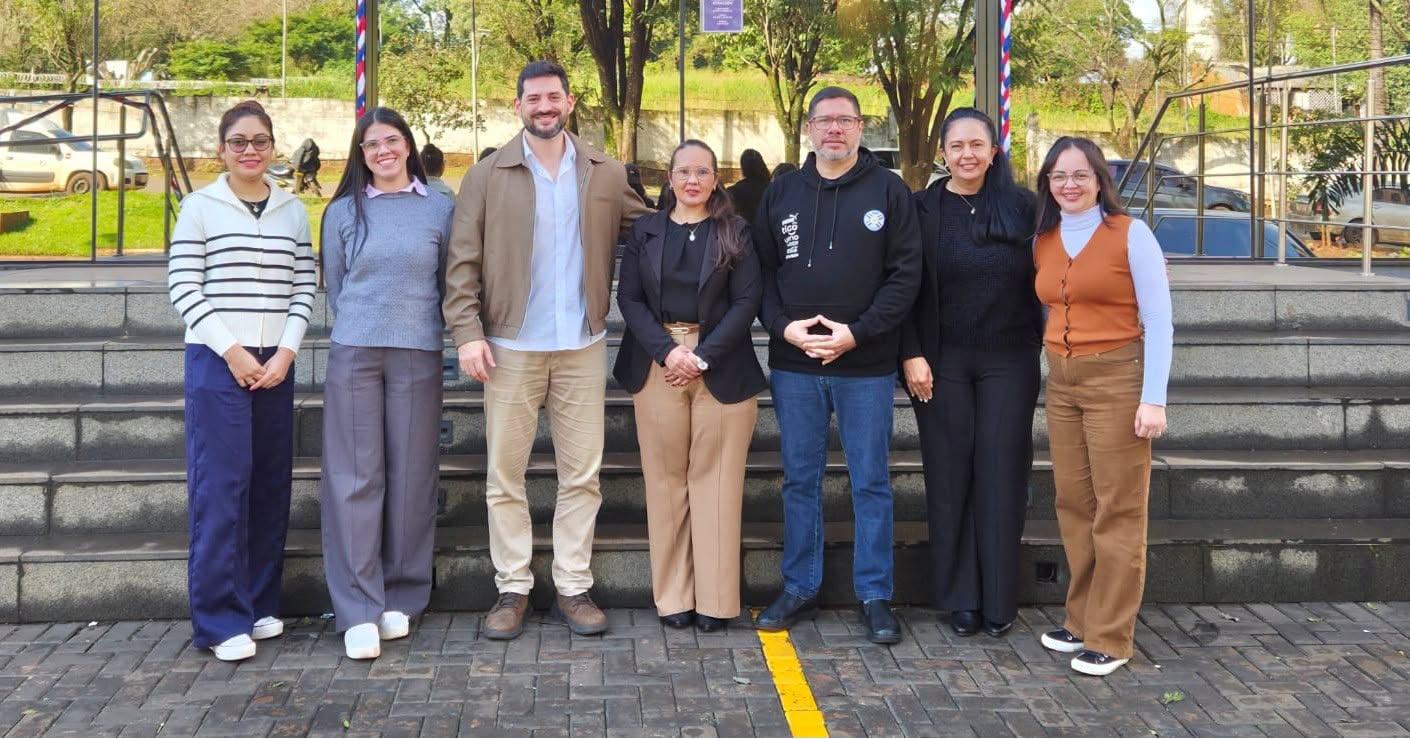Representantes de la FPUNE y Neo Telecom durante la visita institucional