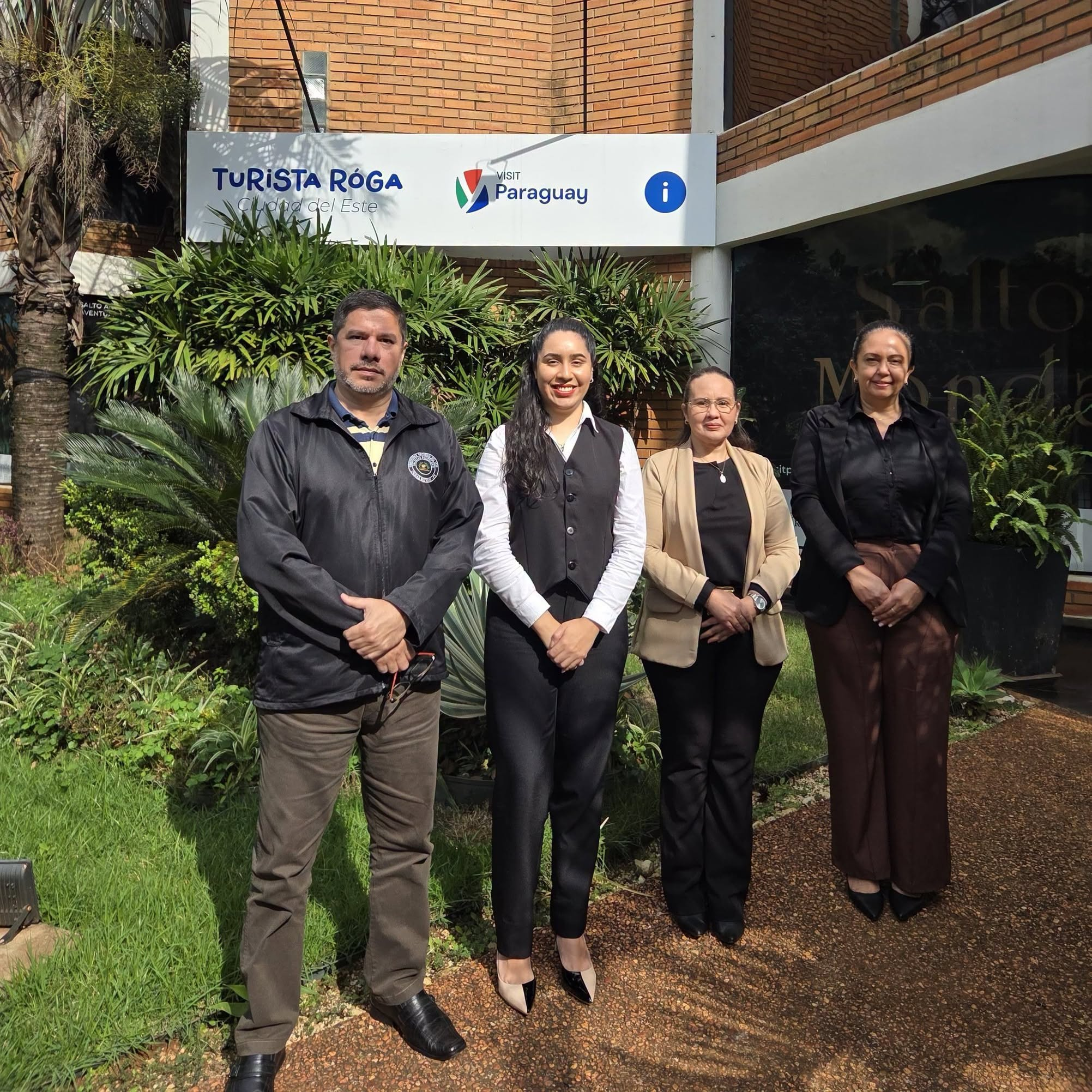 Representantes de la FPUNE durante la visita institucional a SENATUR Alto Paraná