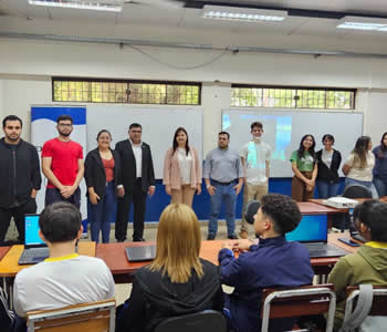 Estudiantes de Ingeniería Eléctrica impartiendo el taller de AutoCAD