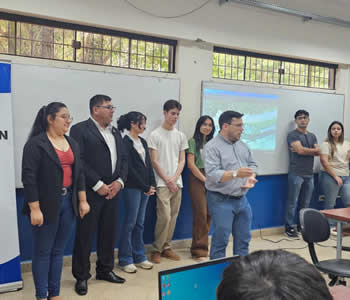 Docentes de la FPUNE supervisando la actividad del taller