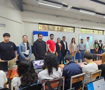 Interacción entre estudiantes universitarios y de bachillerato