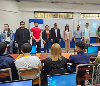 Demostración de funciones de AutoCAD durante el taller