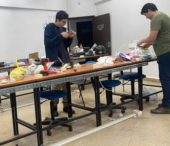 Estudiantes de Ingeniería Eléctrica realizando instalación de bandejas metálicas