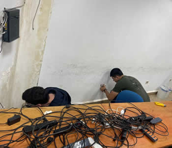 Colocación de caja externa con cableado por estudiantes