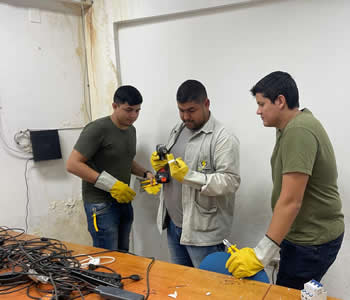Docentes Juan Carlos Pitta y Víctor Chanell Villalba supervisando