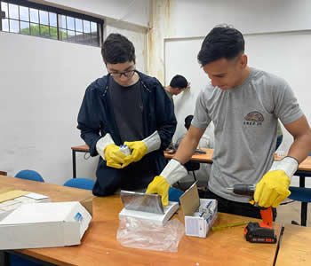 Estudiantes aplicando conocimientos prácticos de ingeniería
