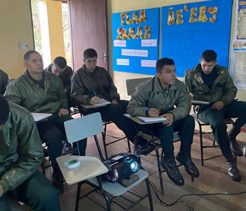 Soldados participando en la clase de electricidad básica