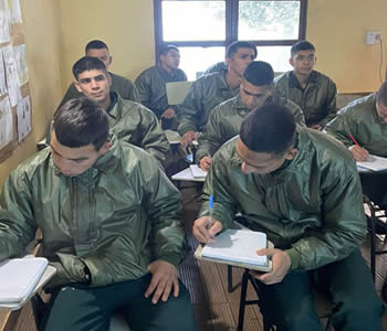Alumno de Ing. Eléctrica Carlos Pérez enseñando