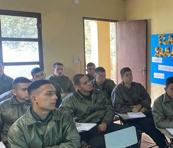 Soldados practicando conexiones eléctricas