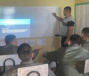 Equipo de capacitación de la FPUNE con los soldados