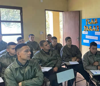 Soldados aplicando los conocimientos adquiridos