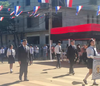 Docentes de la FPUNE en el desfile