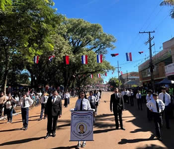 Banderas paraguayas en el desfile cívico