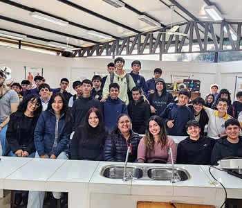 Alumnos de Ingeniería Eléctrica impartiendo el taller de AutoCAD