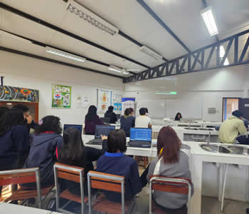 Estudiantes del Colegio Atanasio Riera trabajando en AutoCAD