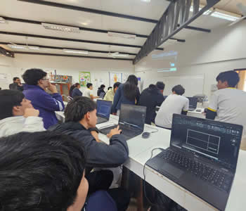 Docentes supervisando las actividades del taller