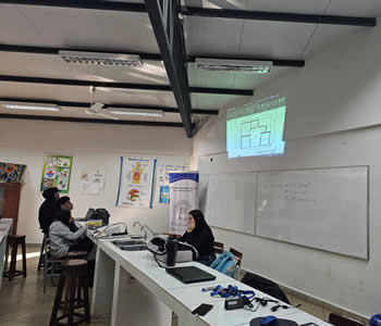 Grupo de alumnos beneficiados con el curso de AutoCAD