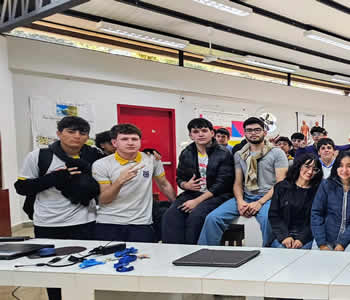 Alumnos del Bachillerato Técnico en Informática participando en el taller de Arduino