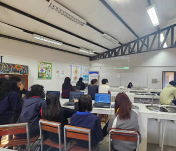 Estudiantes de Ingeniería de Sistemas guiando la práctica con Arduino