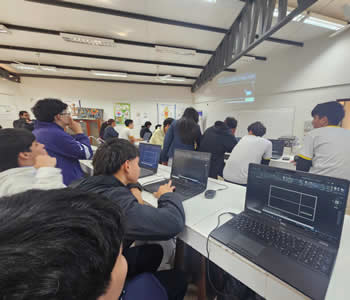 Componentes electrónicos y placas Arduino durante el taller