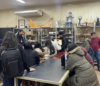 Estudiantes de Arquitectura en el Laboratorio de Física de la FPUNE