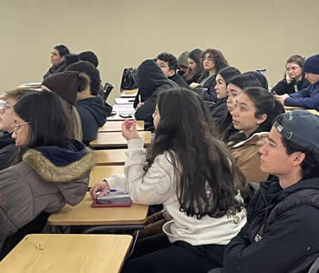 Observación de equipos y experimentos en el laboratorio de Electricidad