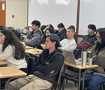 Estudiantes interactuando con los dispositivos del laboratorio