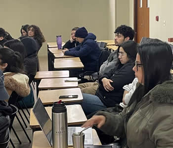 Docente de Física II acompañando a los alumnos de Arquitectura
