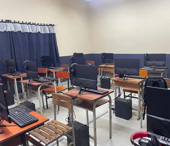 Técnicos de la FPUNE revisando equipos informáticos