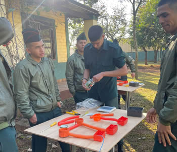Soldados demostrando las habilidades adquiridas en el curso