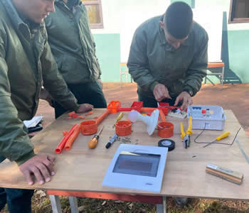 Soldados trabajando en una instalación eléctrica simulada
