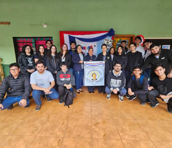 Alumnos de Ingeniería de Sistemas instalando equipos de red