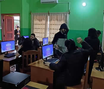 Estudiantes de la Escuela Santo Domingo Savio usando la nueva conectividad