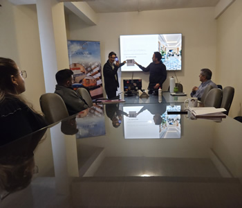 Representantes de la FPUNE y el Hotel Convair