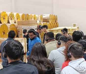 Alumnos observando el sistema de monitoreo de la ANDE